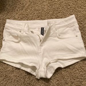 DIVIDED booty shorts white